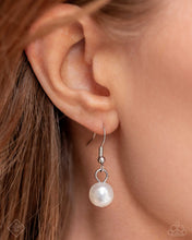 Load image into Gallery viewer, Paparazzi Dashing Definition - White necklace
