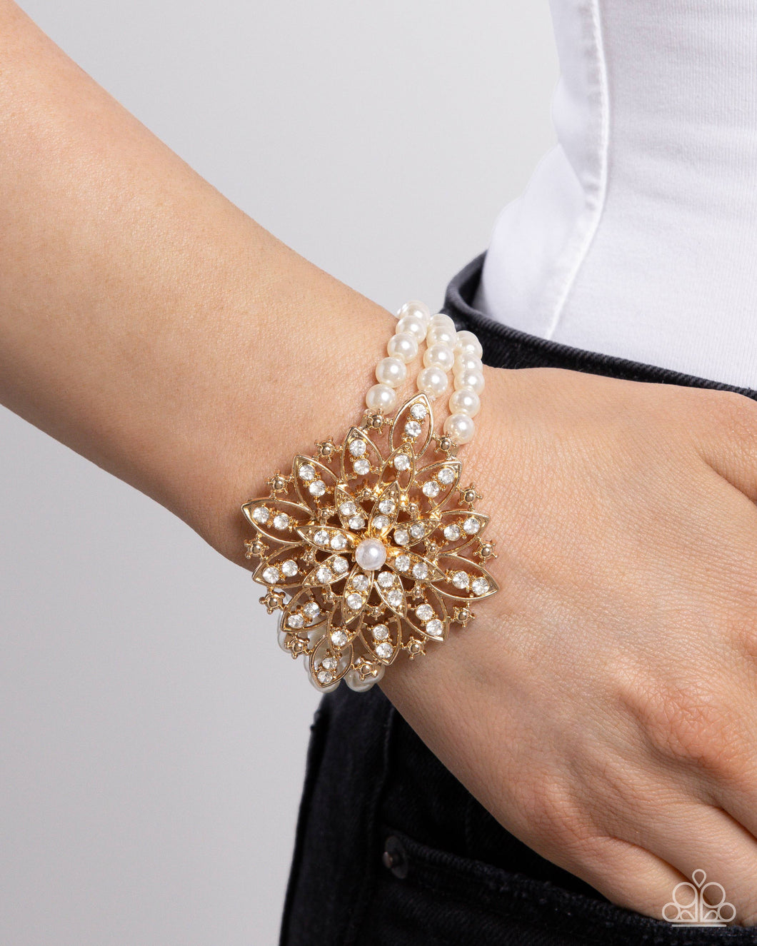 Paparazzi Flattering Floral - Gold bracelet