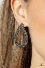 Load image into Gallery viewer, Diva Dust - Black earring
