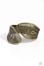 Load image into Gallery viewer, Paparazzi Palatial Palms - Brass bracelet
