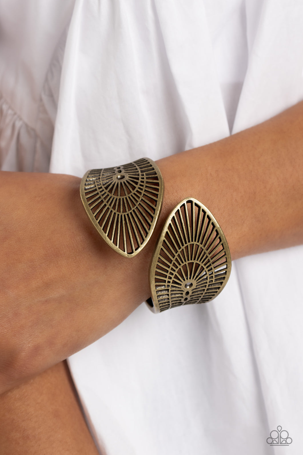 Paparazzi Palatial Palms - Brass bracelet