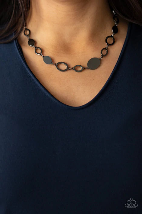 Working Oval-time - Black necklace